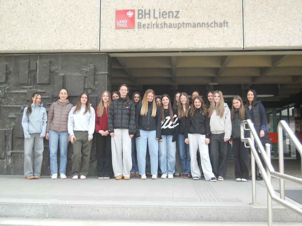 HLW 1A zu Besuch in der Bezirkshauptmannschaft Lienz